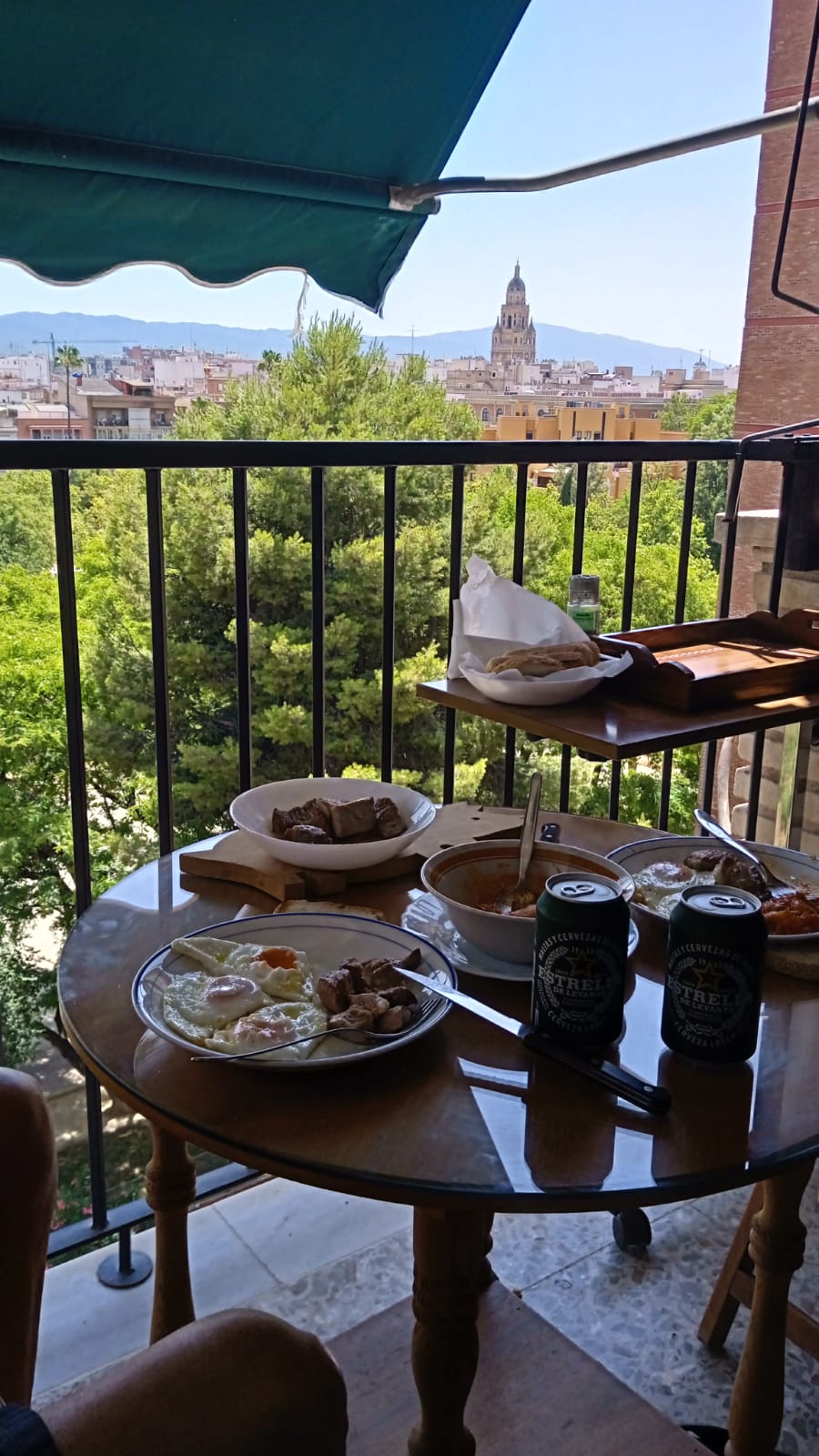 Terraza del ático preparada para almorzar al aire libre