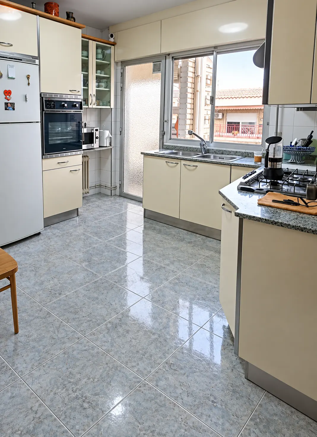 Cocina exterior con luz natural