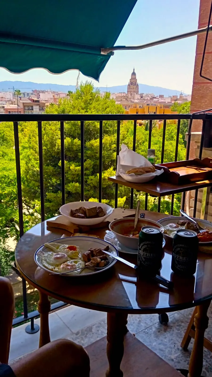 Terraza del piso preparada para almorzar al aire libre